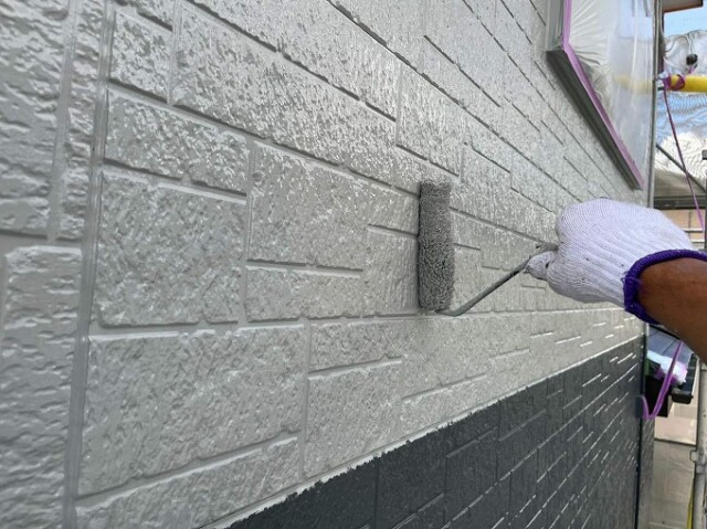 外壁サイディング<br />
（上塗り塗装）淡色部<br />
より強靭な塗膜を形成して、耐候性や仕上がりを良くするため、もう一度塗装を施します